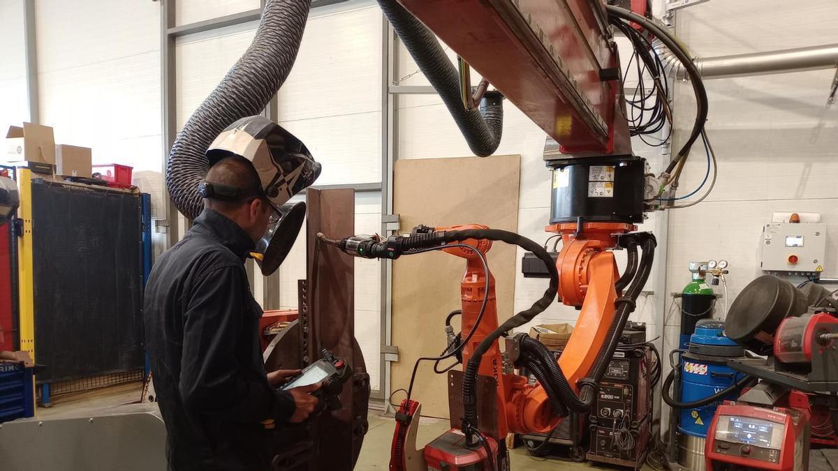 Un operario programa la trayectoria de un robot de soldadura en las instalaciones de Idonial en Avilés, en una imagen de archivo.