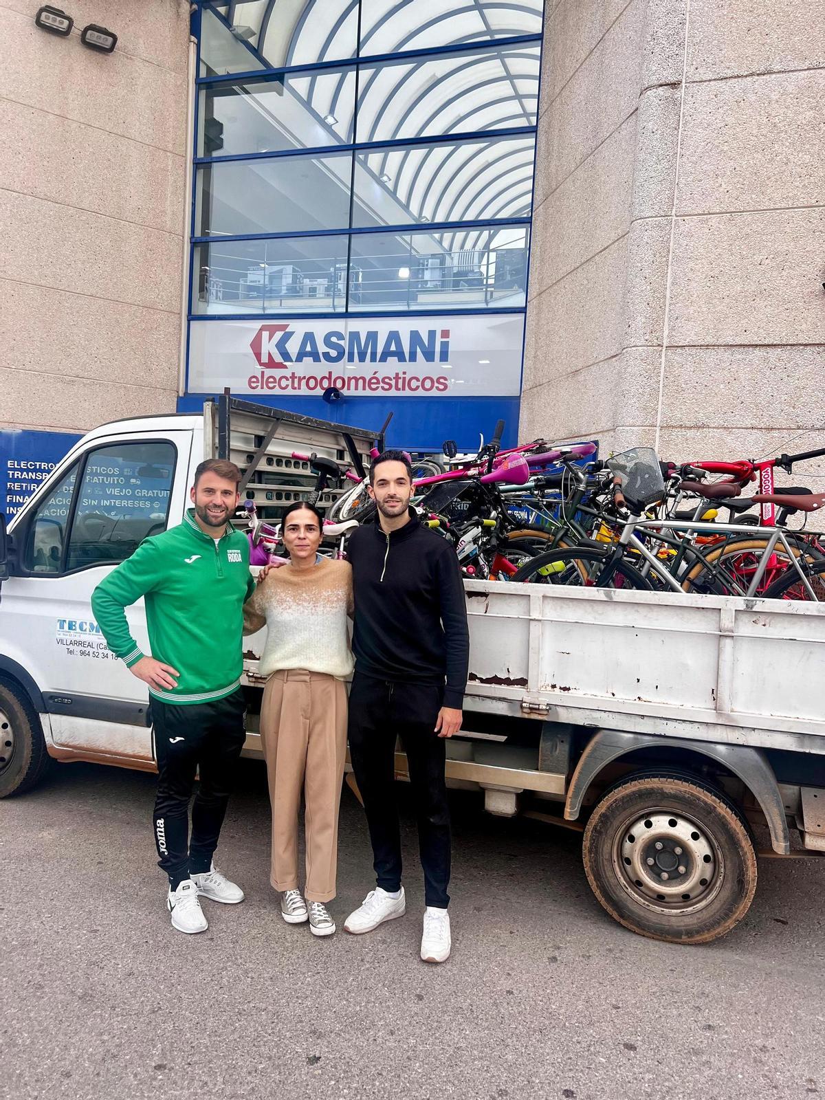 Los promotores de la iniciativa, Raúl y Manuel, junto a Lupe, en uno de los puntos de recogida (Kasmani, en Castellón).