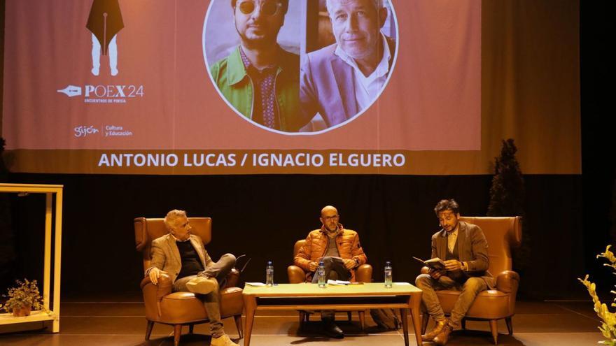 De izquierda a derecha, Ignacio Elguero, Enrique Bueres y Antonio Lucas, ayer, en el Antiguo Instituto, durante  el coloquio «La poesía actual en los medios de comunicación». | Juan Plaza
