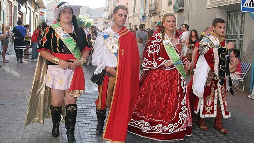 Las capitanías de las comparsas de Moros y Cristianos de Novelda tienen un papel destacado en el desfile inaugural.