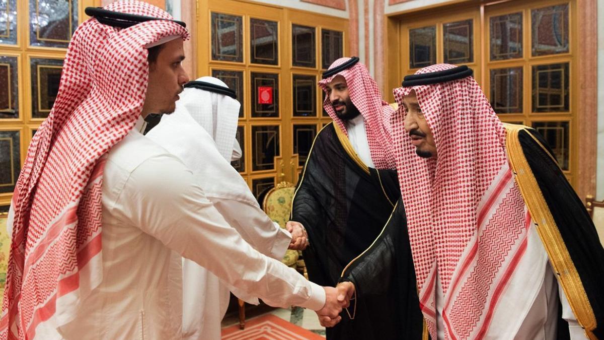 Salah Kashoggi recibiendo las condolencias del príncipe saudí Mohammed bin Salman.