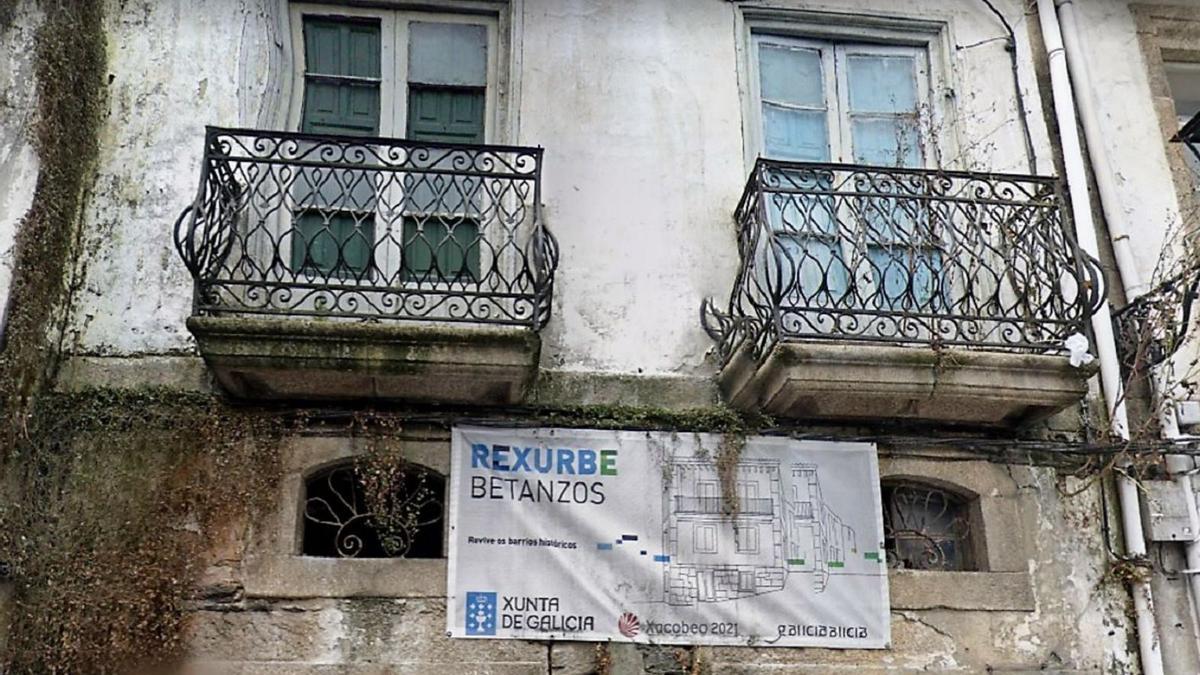 Edificio en rúa Alfolí 6 en Betanzos, con el cartel de la Xunta antes de su rehabilitación. |  // L.O.