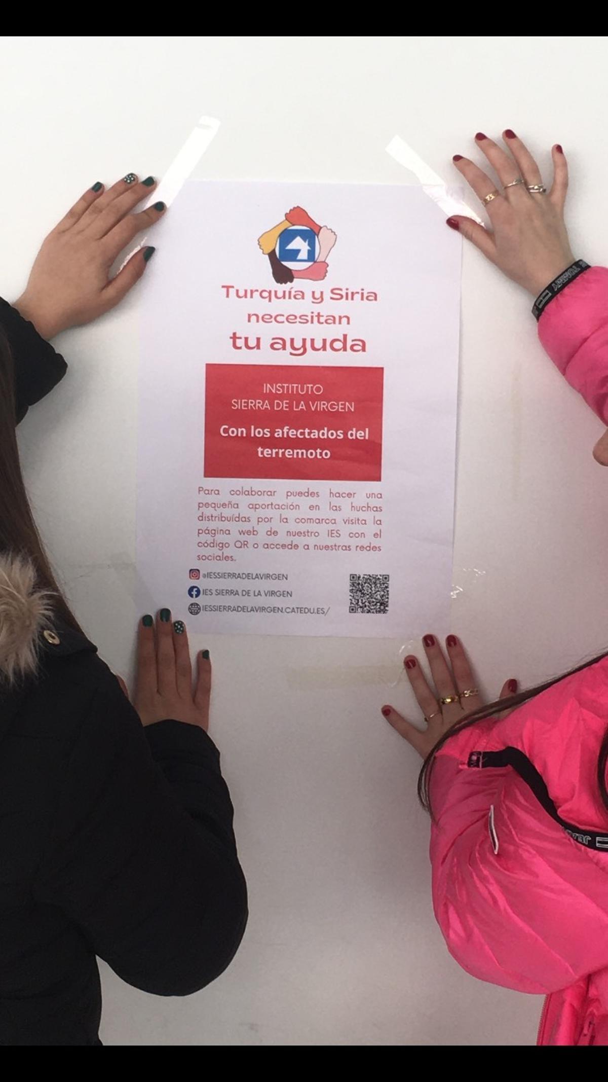 Los estudiantes pegaron carteles informativos.