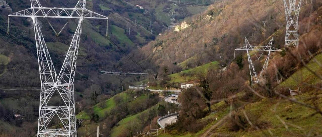 Un tendido eléctrico en Pajares (Lena), donde también se prepara una tasa eléctrica.