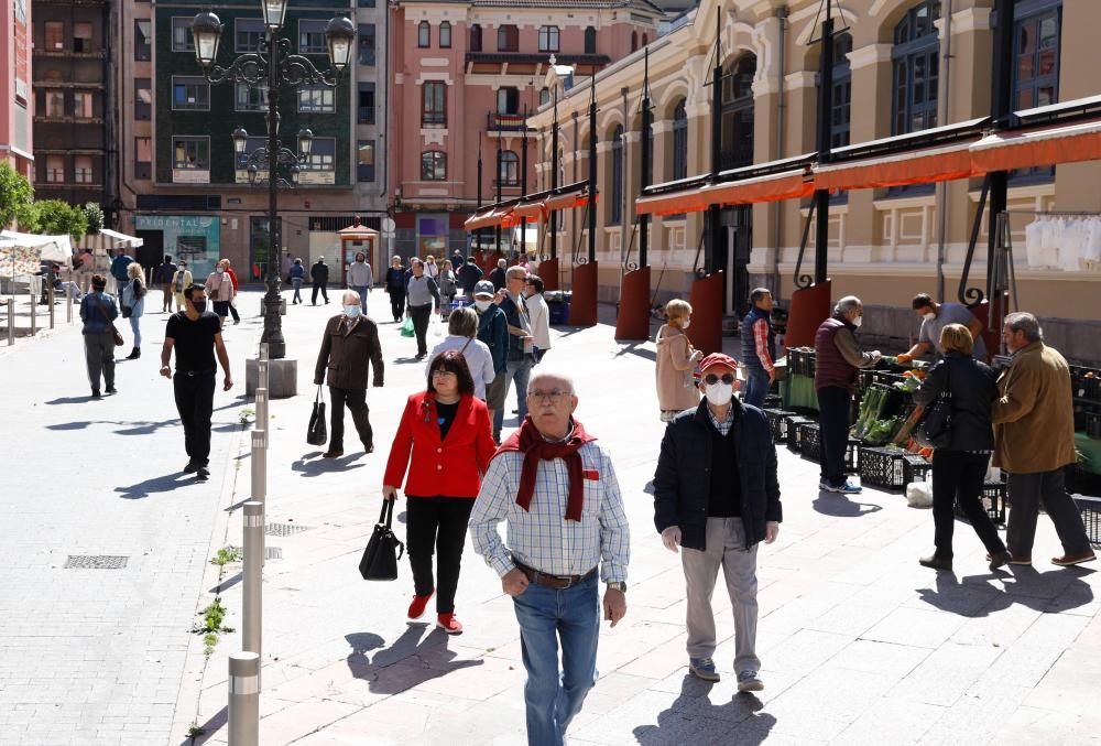 Vuelta del mercado dominical de abastos en Mieres