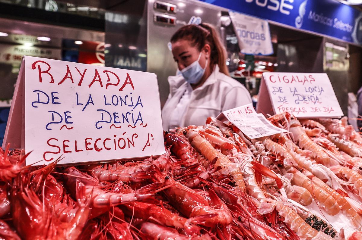 Archivo - Un puesto de marisco en el Mercado Central de Valencia, a 23 de diciembre