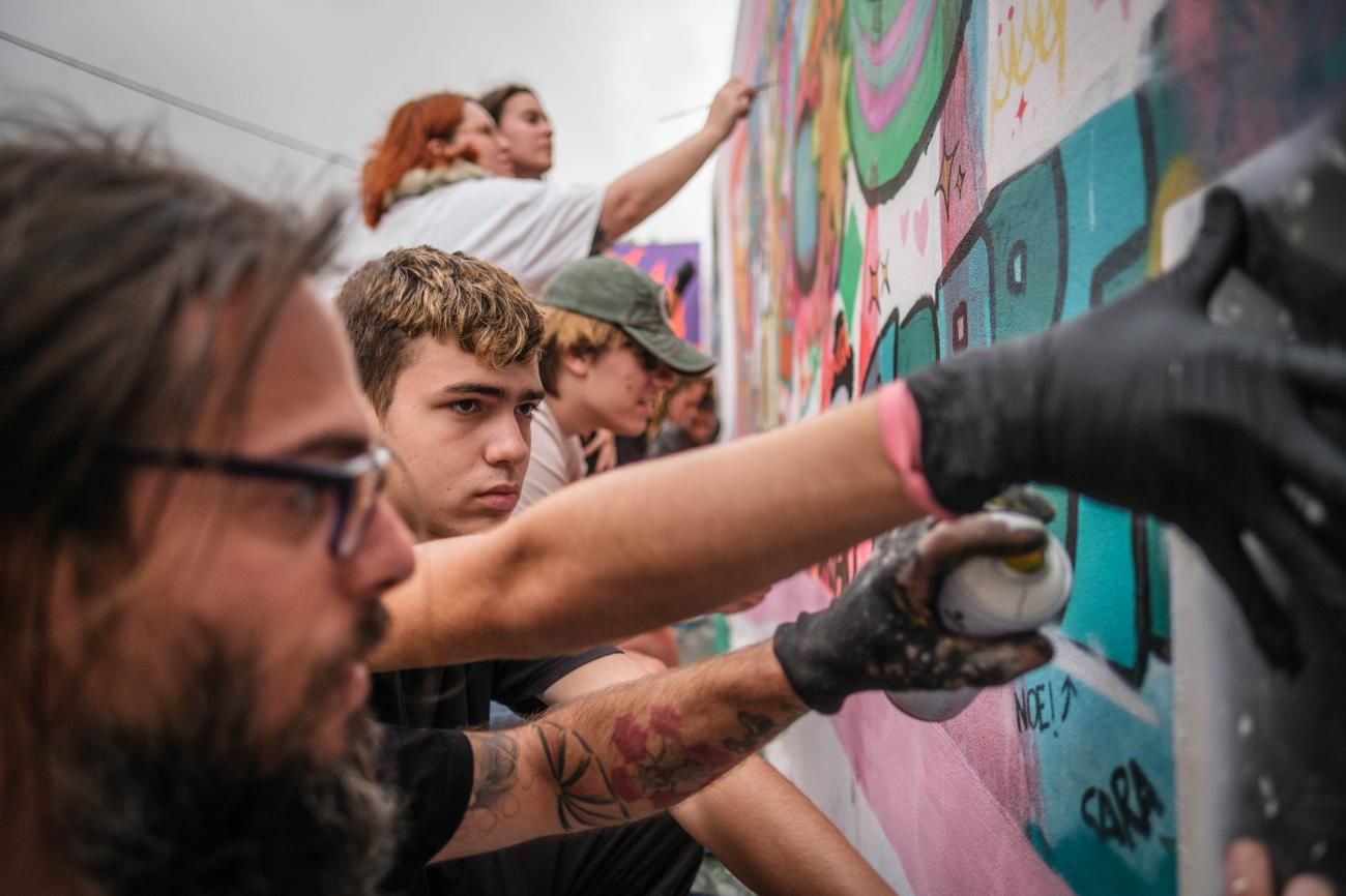 Elaboración de un mural por el Día de la Juventud en San Benito, en La Laguna