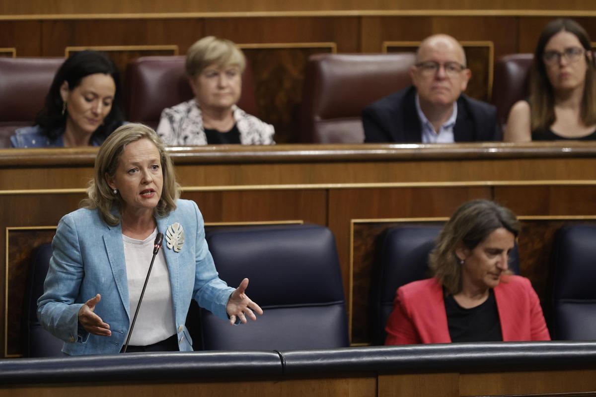 La vicepresidenta económica, Nadia Calviño, durante su intervención en la sesión de control al Gobierno que se celebra este miércoles en el Congreso.