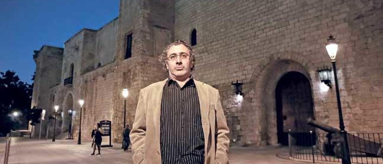 Tomeu Caimari, en la foto posando ante el Palacio de La Almudaina, es licenciado en historia, y ha estudiado la figura de Patrick Lawless en Mallorca.