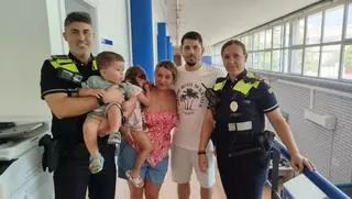 Dos policías locales de El Prat salvan a un bebé que se estaba ahogando con un trozo de pan