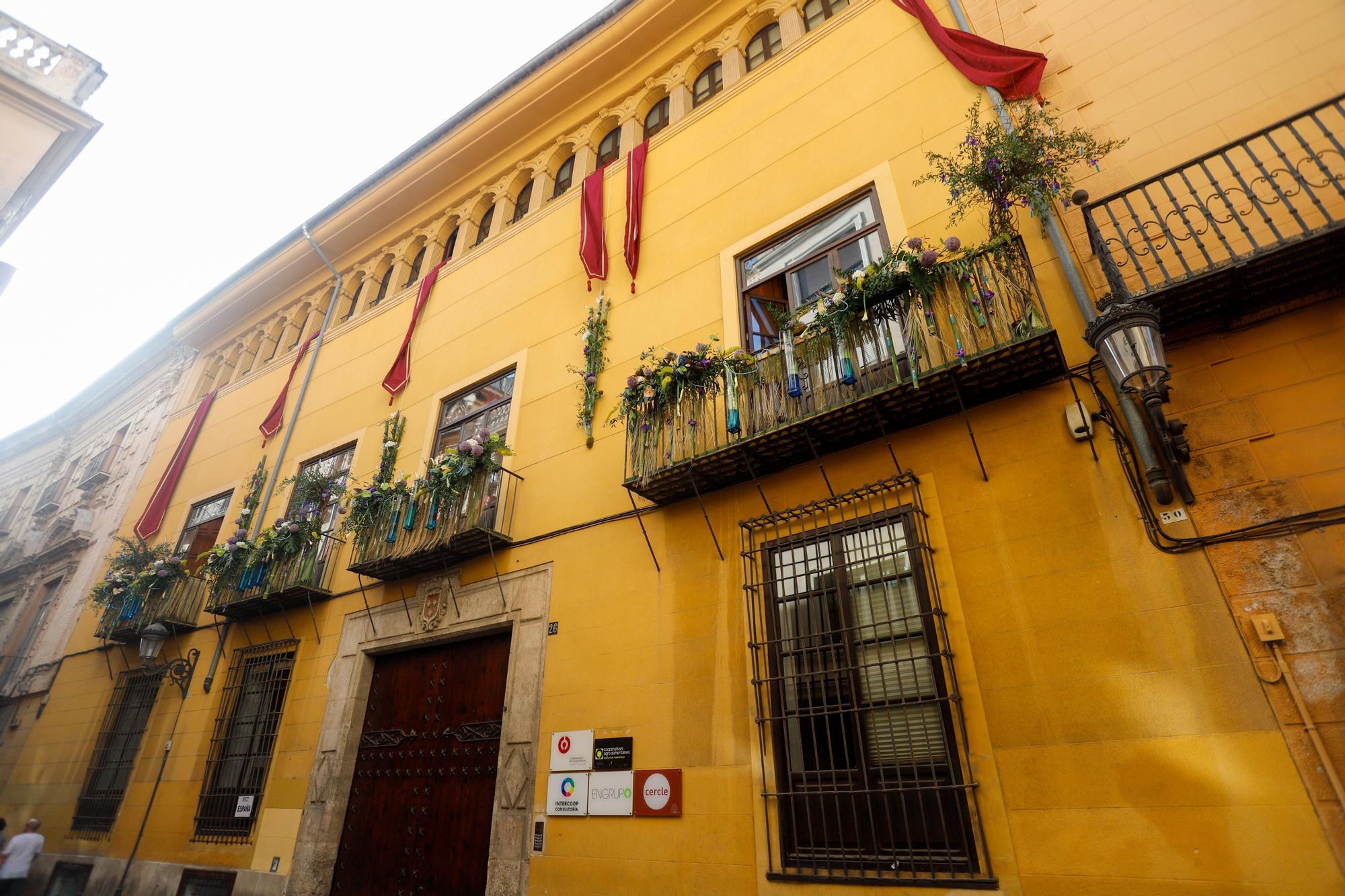 Sábado de Corpus: ambiente en la plaza, balcones y adornos florales