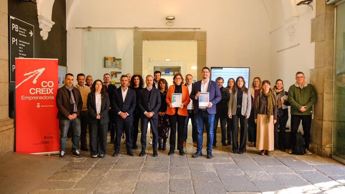 El vicepresident de la Diputació de Girona, Pau Presas, i diferents actors del sector empresarial en una foto de família a la Casa de Cultura.