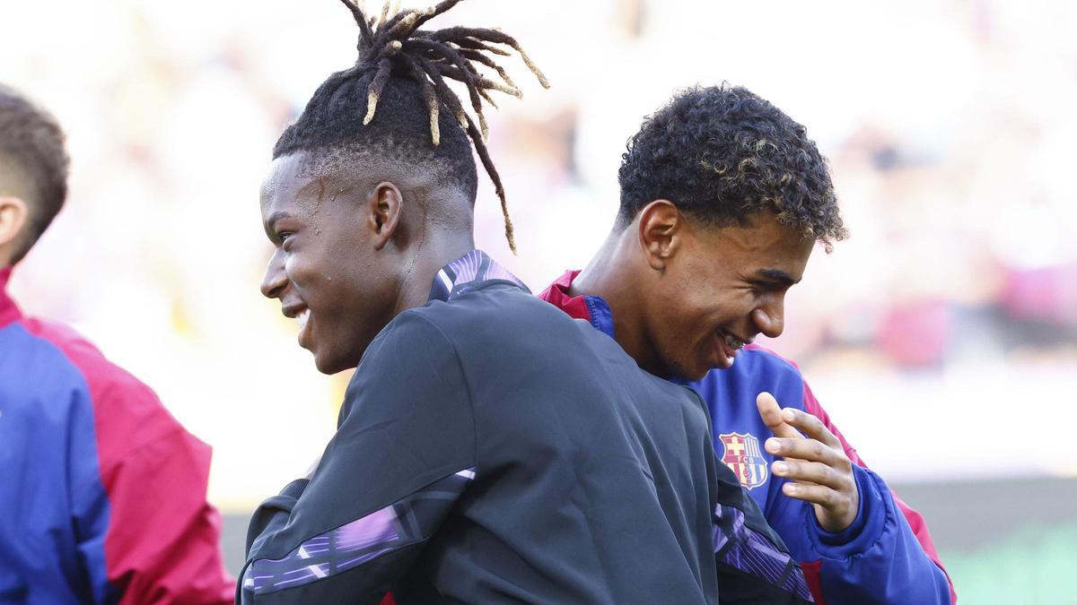Nico Williams saluda a Lamine Yamal en Montjuïc antes del Barça-Athletic. Nico Williams saluda a Lamine Yamal en Montjuïc antes del Barça-Athletic.