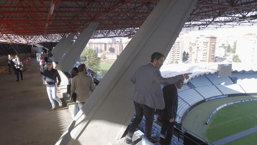 Representantes de empresas interesadas en la obra durante una visita el pasado mes a la grada de Río.// J. Lores