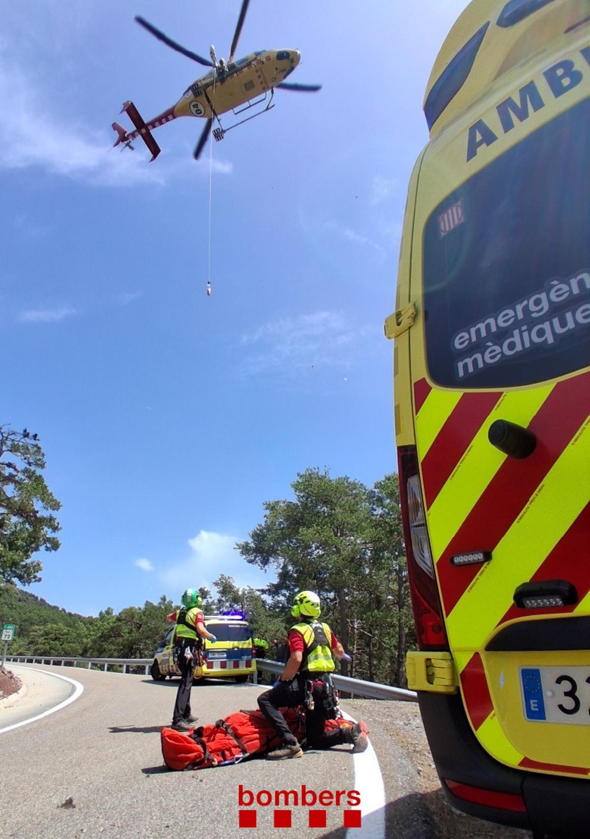 L'helicòpter dels Bombers a punt de fer el gruatge des de la carretera de Josa i Tuixent