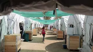 Instalan un hospital de campaña para situaciones de crisis sanitaria en la playa del Bogatell de Barcelona