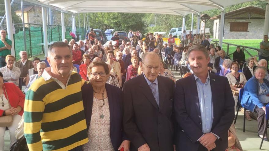 Maximino García, Josefa Fernández, Manuel Caldevilla y Enrique Rodríguez, en el acto de homenaje a los mayores en Morcín. | F. Delgado