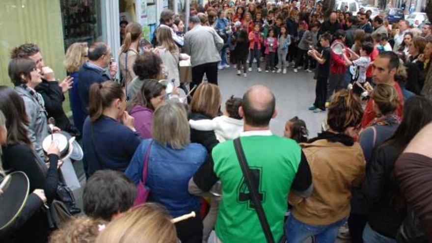 Docentes, padres y alumnos en la cacerolada de protesta ayer en el colegio Padre Manjón.