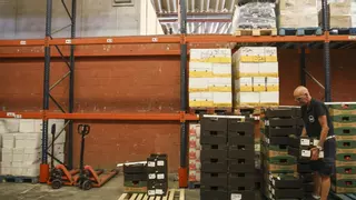 El Banco de Alimentos de Alicante se vacía al no entrar comida de Europa en todo el año