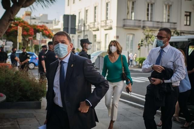 Concentración y ambiente exterior al pleno de la moción de censura en Santa Cruz Jose Manuel Bermudez Baston Patricia Hernandez   | 13/07/2020 | Fotógrafo: Andrés Gutiérrez Taberne