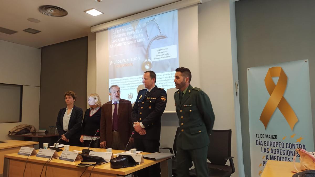 Lapeña, Lomba, García Tirado, Barcelona y Cerro, en la presentación de los datos de amenazas a médicos en Zaragoza.