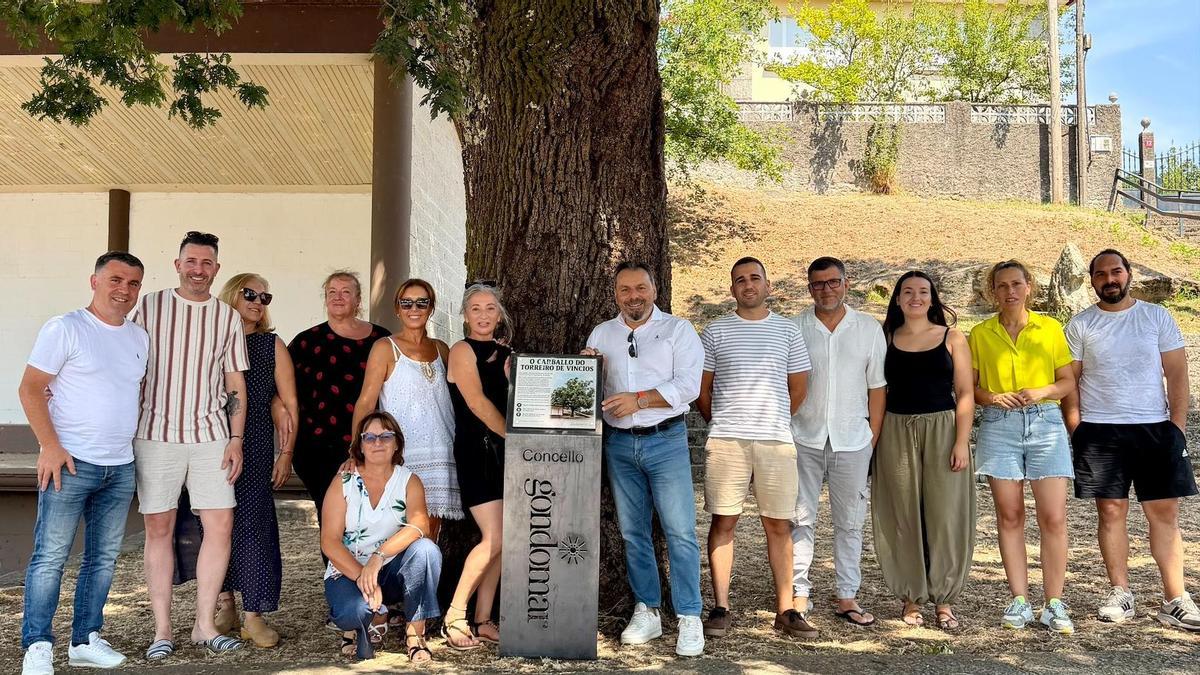 Representantes vecinales de Vincios con el alcalde y concejales, tras descubrir la placa.