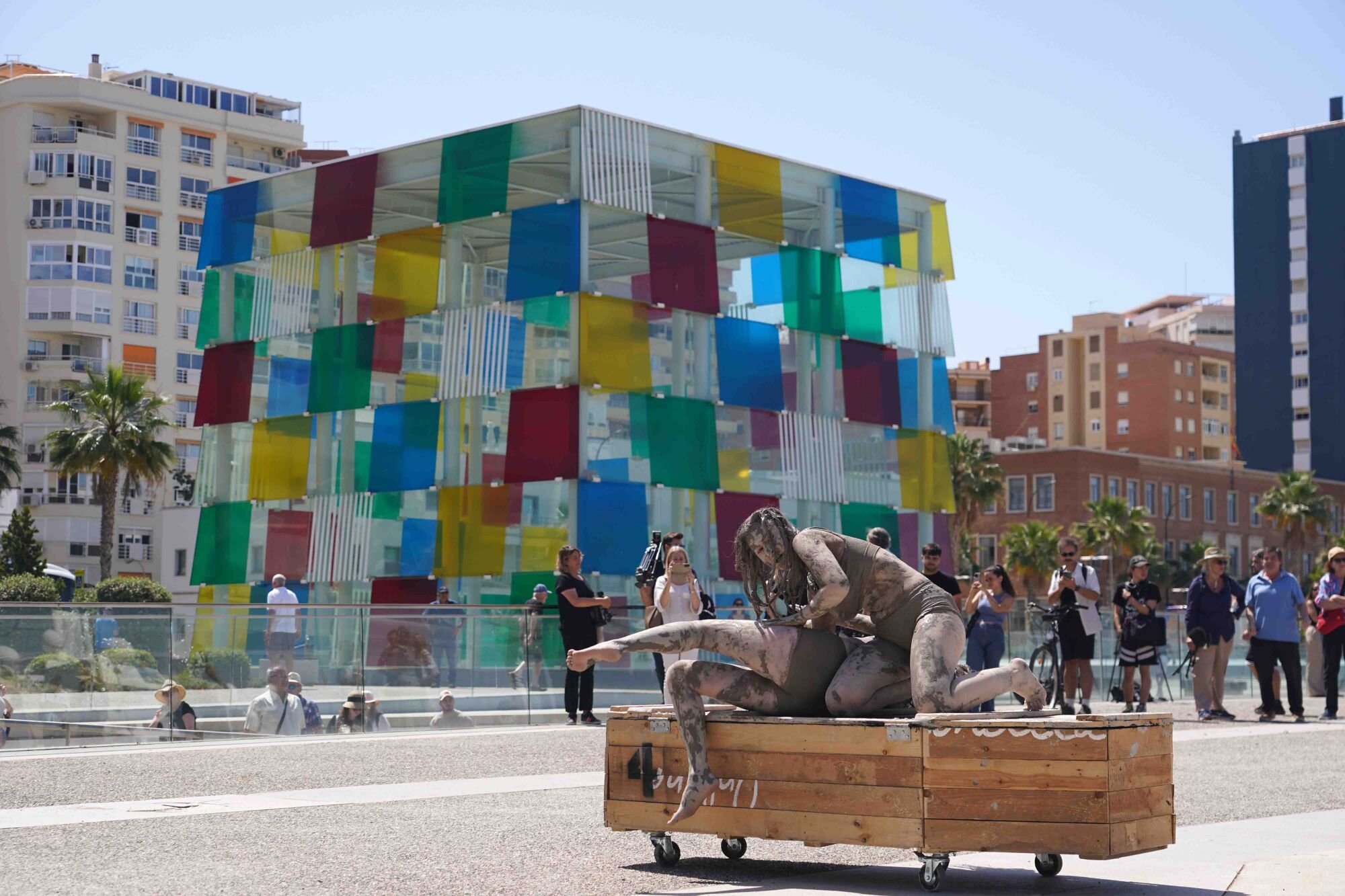 La compañía catalana está hasta este domingo en la capital con su obra ‘SONS: ser o no ser’, de la que este jueves representó un acto en el Muelle 1. 