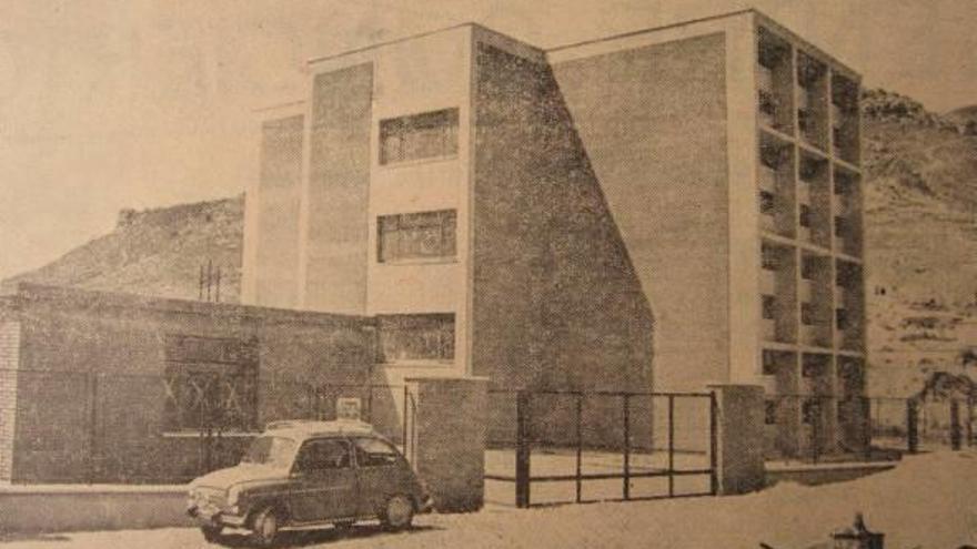 El pasado y el presente del instituto La Melva de Elda en el año de su apertura, en 1968, y en una fotografía de la fachada principal de hace unos meses.