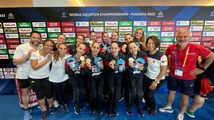 La selección española de natación artística celebra su nedalla de oro en el equipo técnico del Mundial de Fukuoka