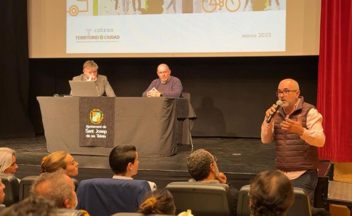 El alcalde de Sant Josep, Vicent Roig, se dirige a los asistentes a la presentación.