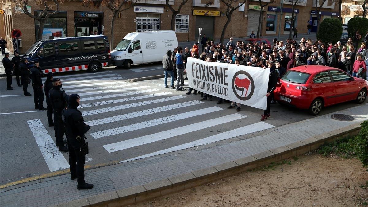 zentauroepp46193742 cord  policial dels mossos d esquadra bloquejant el pas d un181209150811