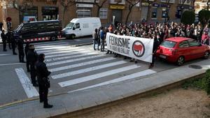 zentauroepp46193742 cord  policial dels mossos d esquadra bloquejant el pas d un181209150811