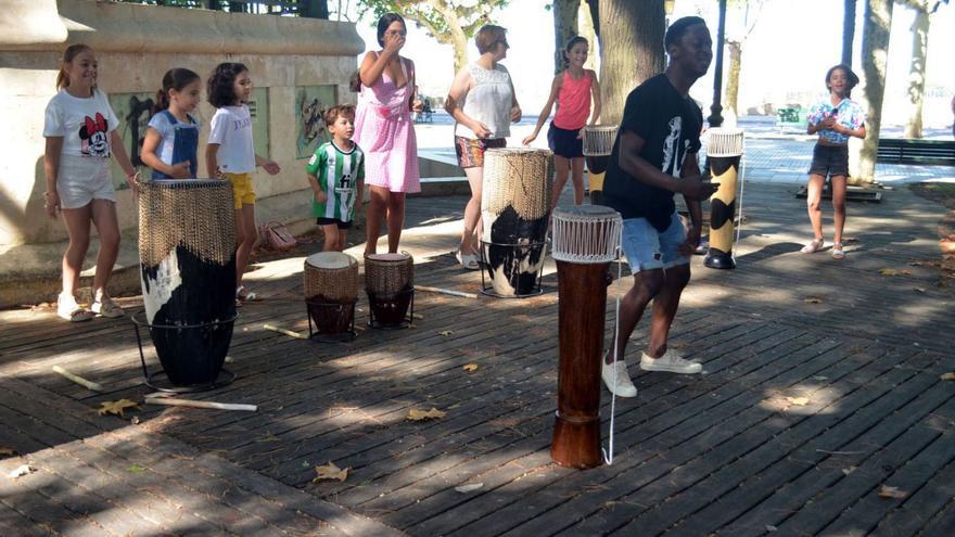 Yiga marca el ritmo a lo participantes del taller de percusión. | E. P.