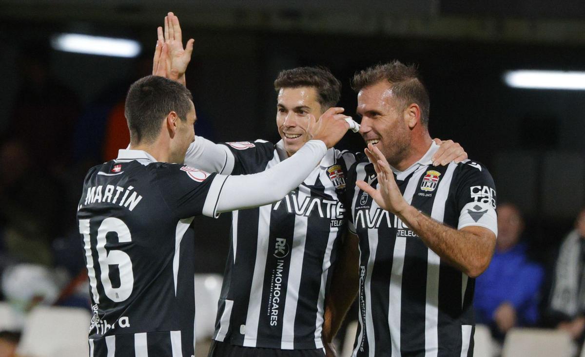 Ander Martín, Nacho Sánchez y Alfredo Ortuño celebran un gol. | IVÁN URQUÍZAR