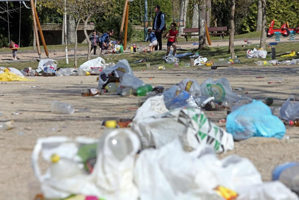 El botellón convierte en estercolero el parque forestal de Beade, en Vigo