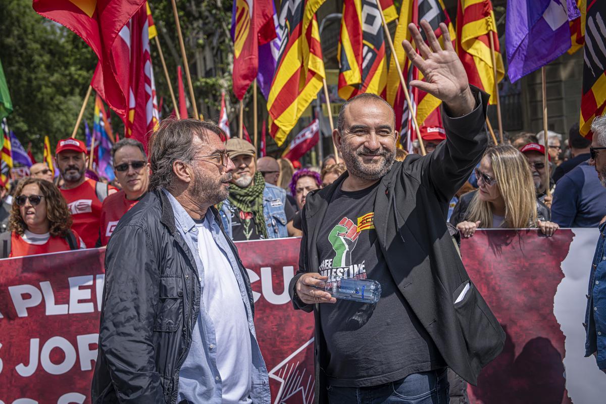 El secretario general de UGT de Catalunya, Camil Ros (i) y el de CCOO, Javier Pacheco (d), en la manifestación del Primero de Mayo. 