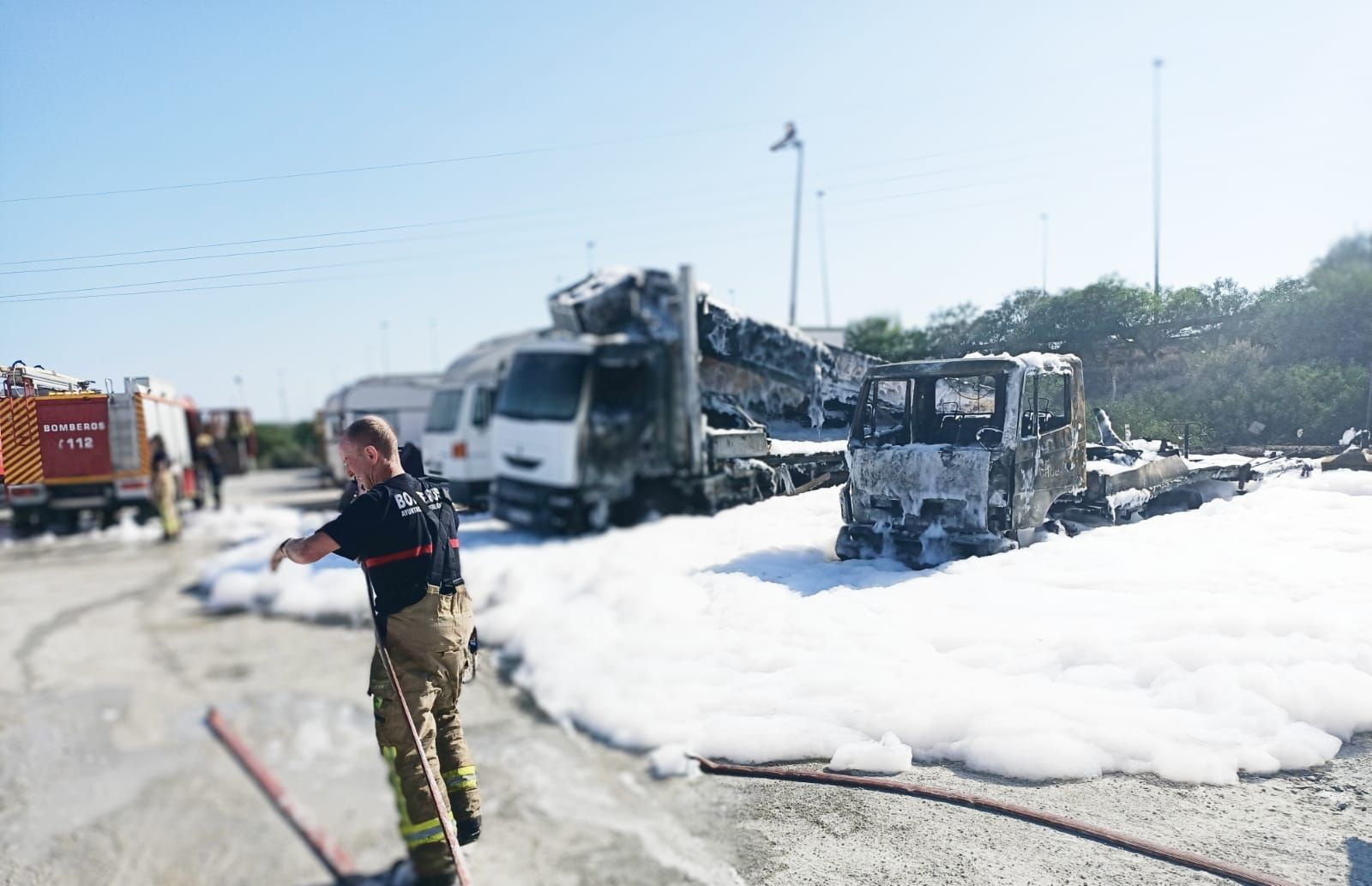 Incendio de dos camiones en un parking junto a la carretera de Ocaña