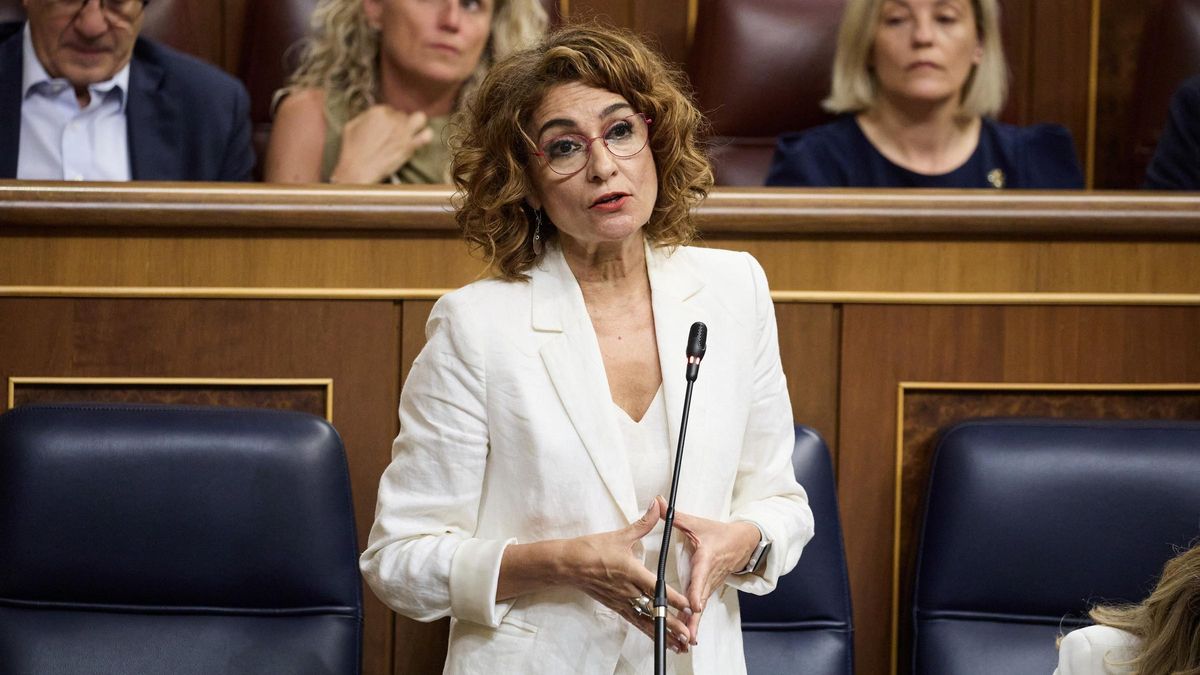 La vicepresidenta primera y ministra de Hacienda, María Jesús Montero, durante un pleno en el Congreso de los Diputados.