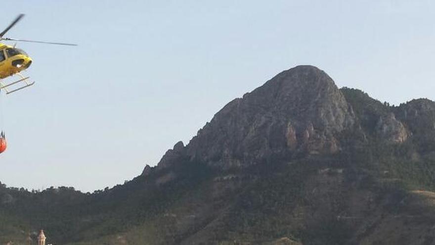 Bomberos trabajan en la extinción de un incendio en el paraje de la Isla en Cieza