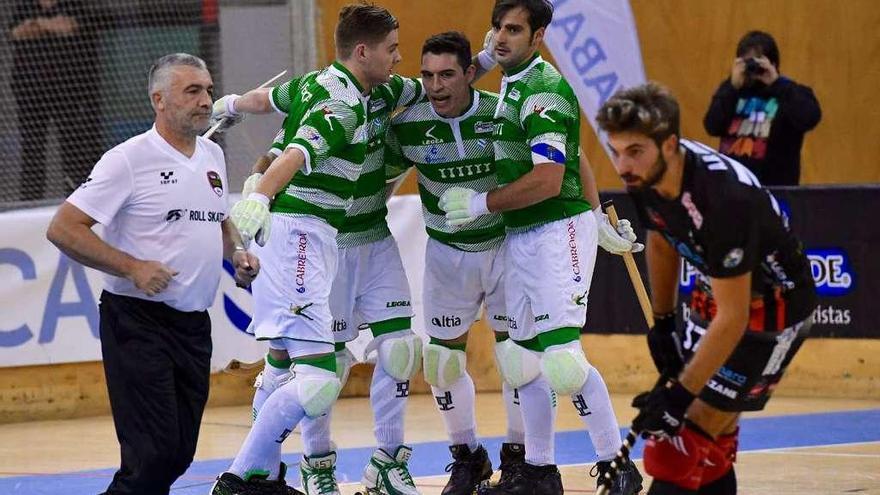 Los jugadores del Liceo celebran un gol ante el Vendrell.