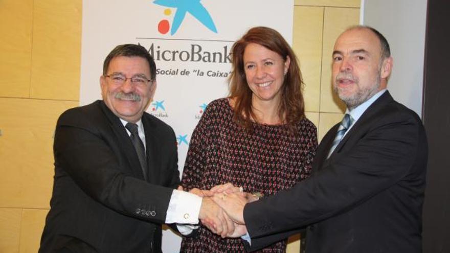 D&#039;esquerra a dreta, el director comercial de MicroBank, Ramon Gatell, la regidora de Promoció Econòmica, Marta Madrenas, i el responsable de l&#039;entitat a Girona, Xavier Punsatí.