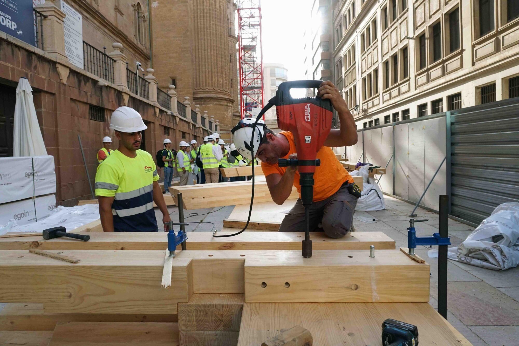 El Cabildo de la Catedral de Málaga realiza una visita guiada a la construcción del nuevo tejado, a cargo del arquitecto, Juan Manuel Sánchez La Chica, para ver el estado de las intervenciones que se vienen realizando