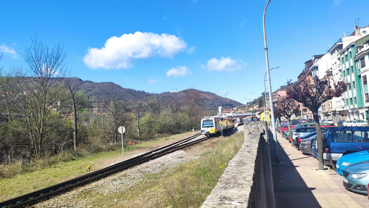 Un tren llega a la estación de Moreda, en Aller.