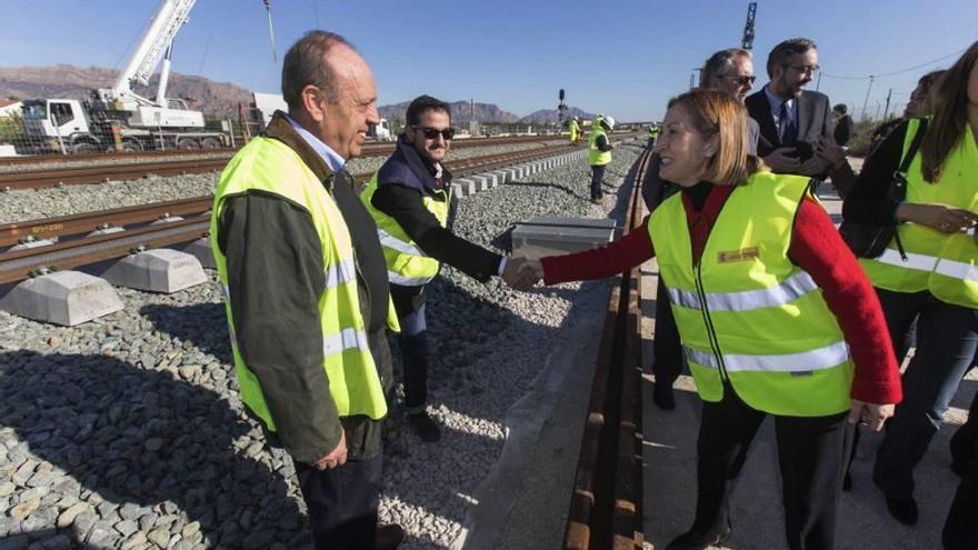 Ana Pastor saluda al personal de la línea del AVE el lunes.