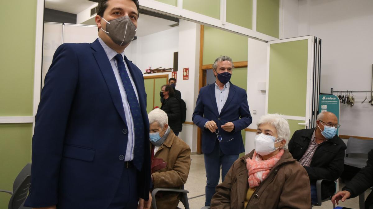 José María Bellido, junto a Blas García, presidente de la fundación Prode, en el centro de mayores de Carlos III.