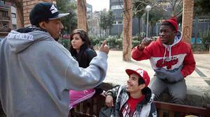 A lo Bicien, la banda de rap formada per nou components reivindica que es pot ser d’aquí, de Barcelona, sense renunciar a ser d’allà. Tot i així, diuen, és qüestió de quitar telerañas i d’adonar-se que és una qüestió de drets i obligacions. És cert que alguns van formar part de les bandes llatines --no tots--, però s’han sortit. El seu lema: una altra vida és possible encara havent estat fills de mares de locutori.