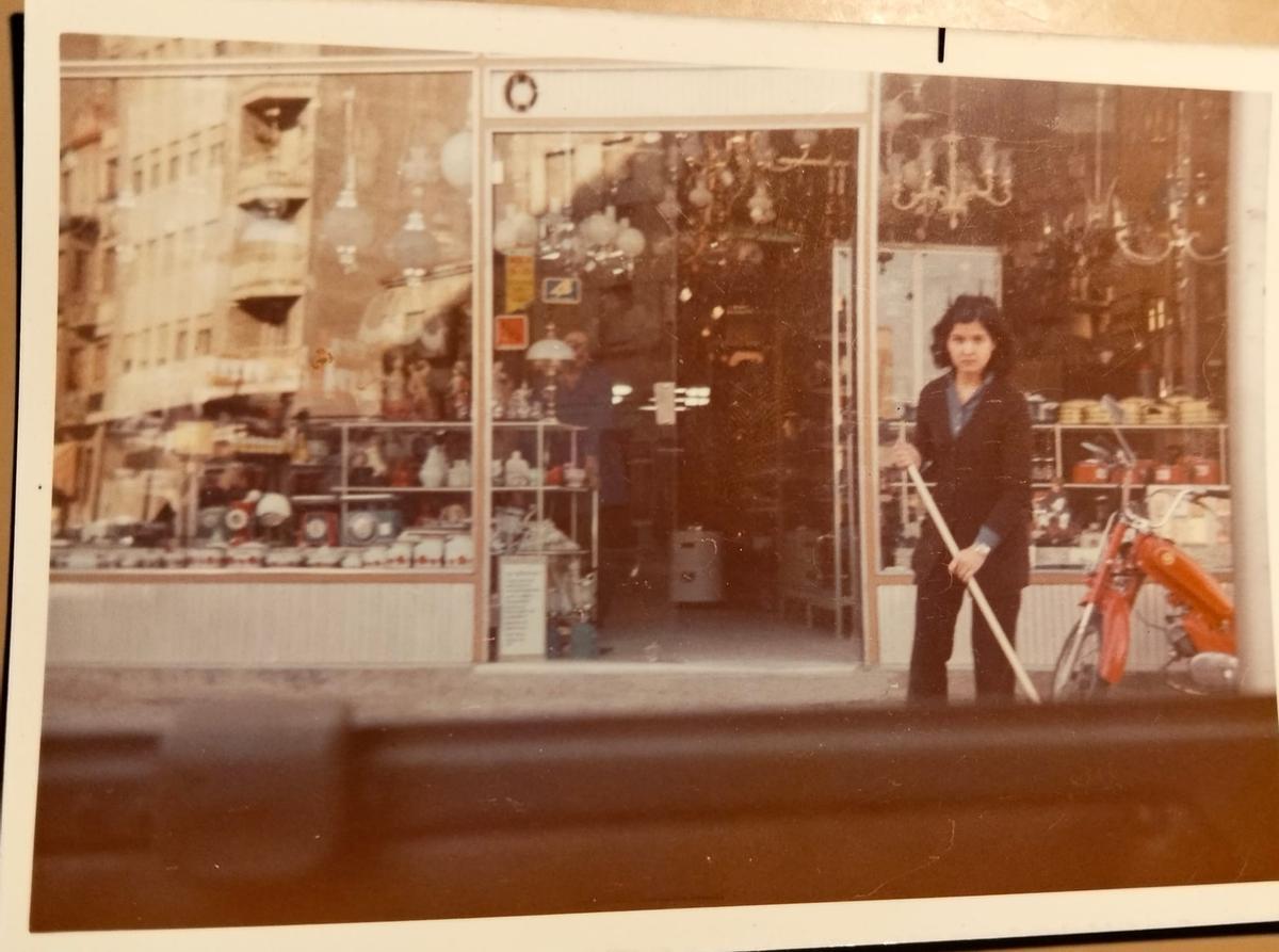 Una hermana de Puri, Virucha, en el exterior de la tienda en los años 70.