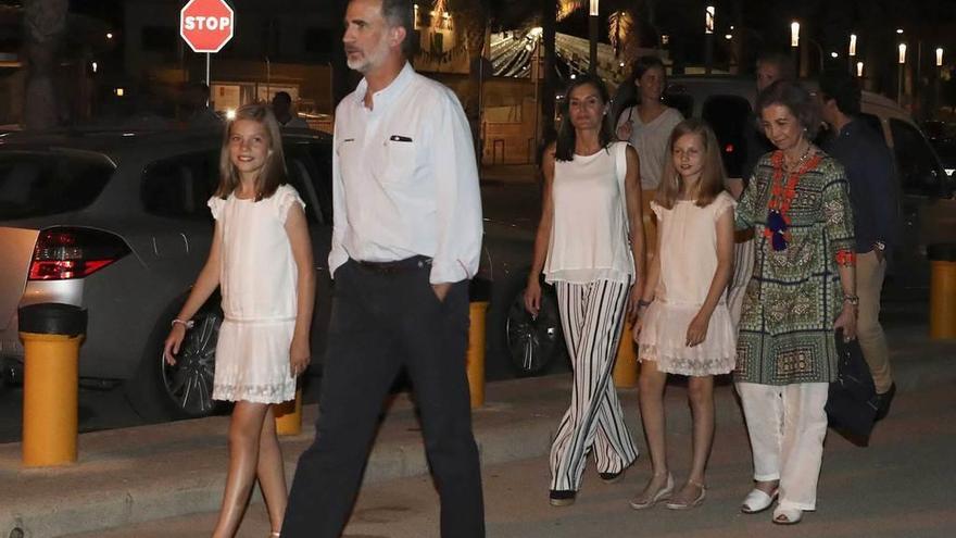 De izquierda a derecha, la Infanta Sofía, Felipe VI, la Reina Letizia, la Princesa Leonor y doña Sofía, seguidos de la Infanta Elena y sus hijos, Victoria Federica y Froilán.