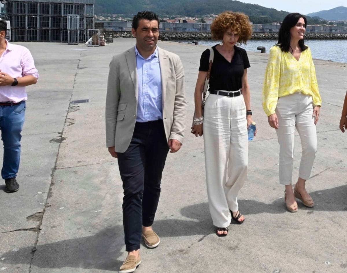 Luis López con la portavoz del PP de Cangas, Dolores Hermelo, en una visita al municipio.
