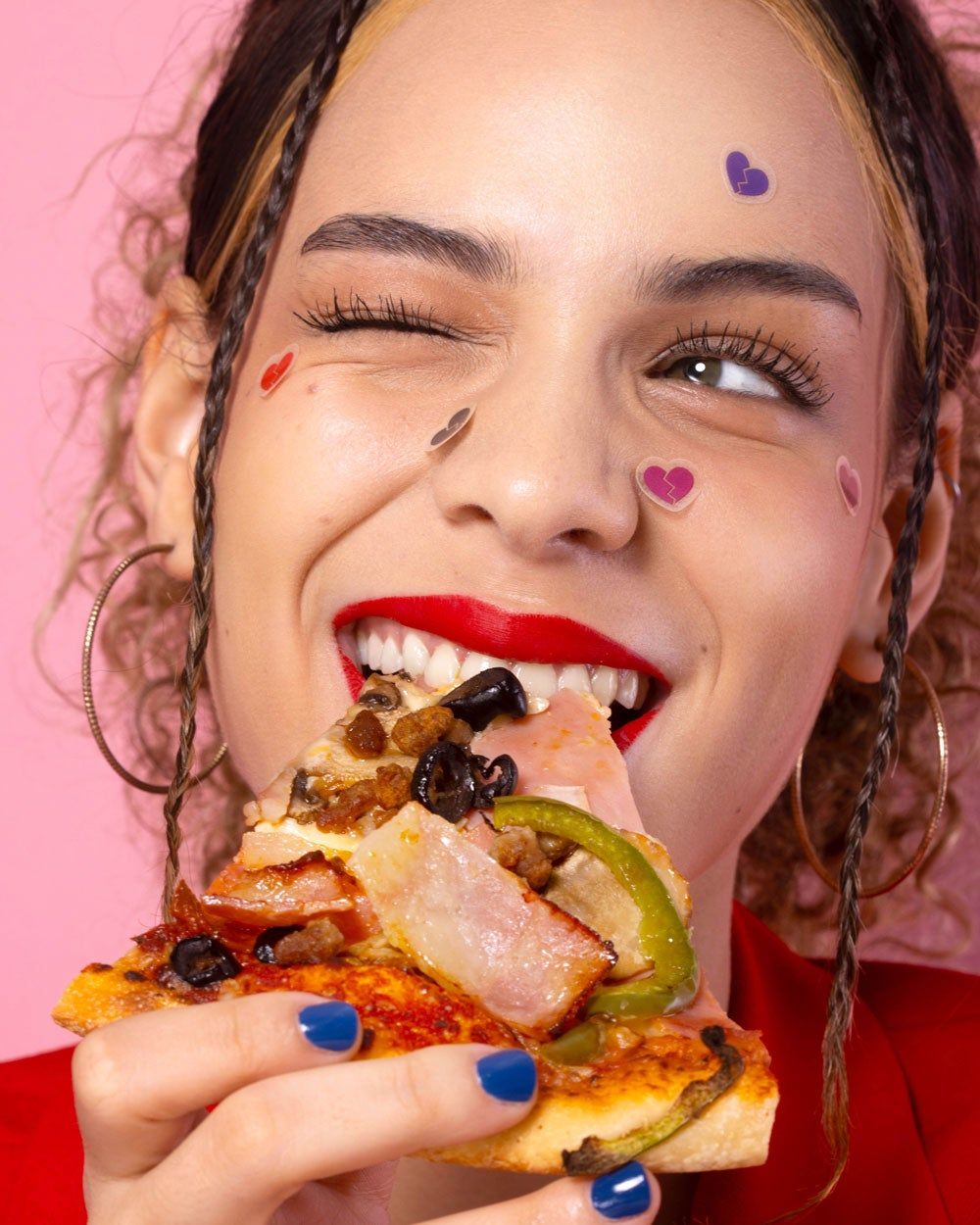 Chica comiendo pizza